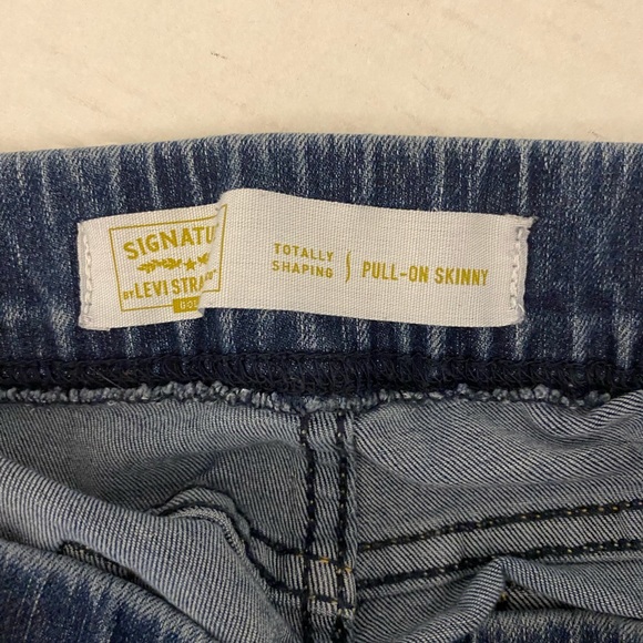 10L Levi Signature pull on skinny totally shaping stretch jeans - Picture 3 of 7